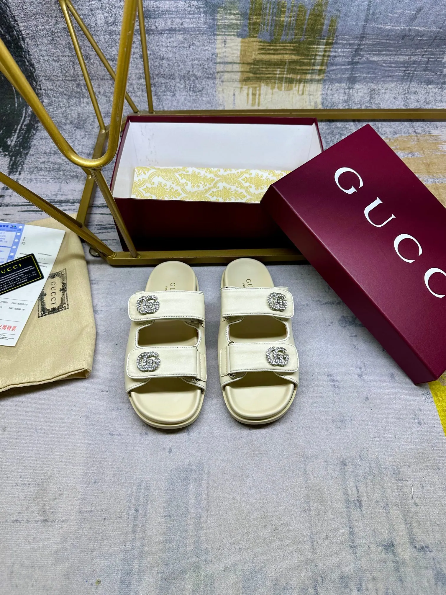 👟👟Ex-factory price 440👟👟Gucci’s latest popular slippers, double-strip Velcro straps are adjustable, and the cowhide fabric is embellished with double G diamond fasteners. Number of yards: 35-41 yards,